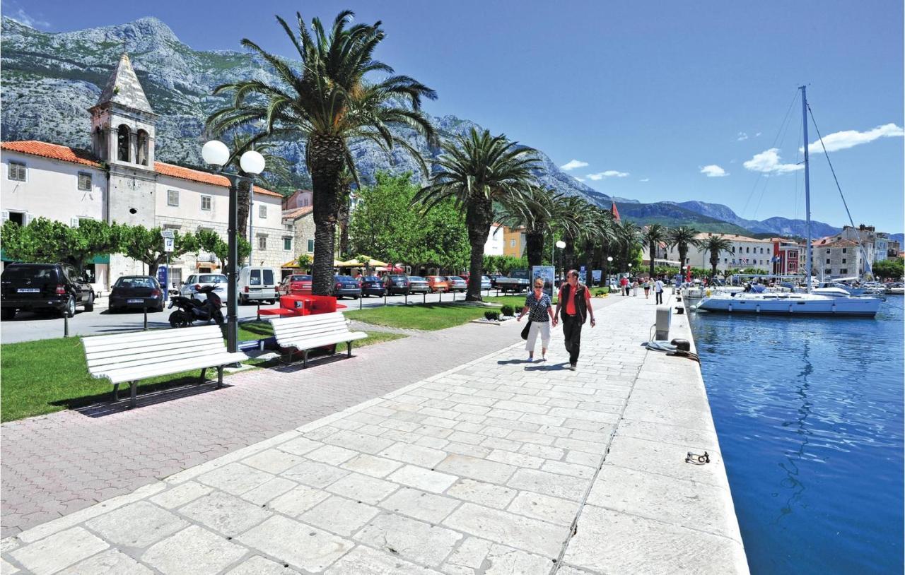 2 Bedroom Cozy Apartment In Makarska Kültér fotó