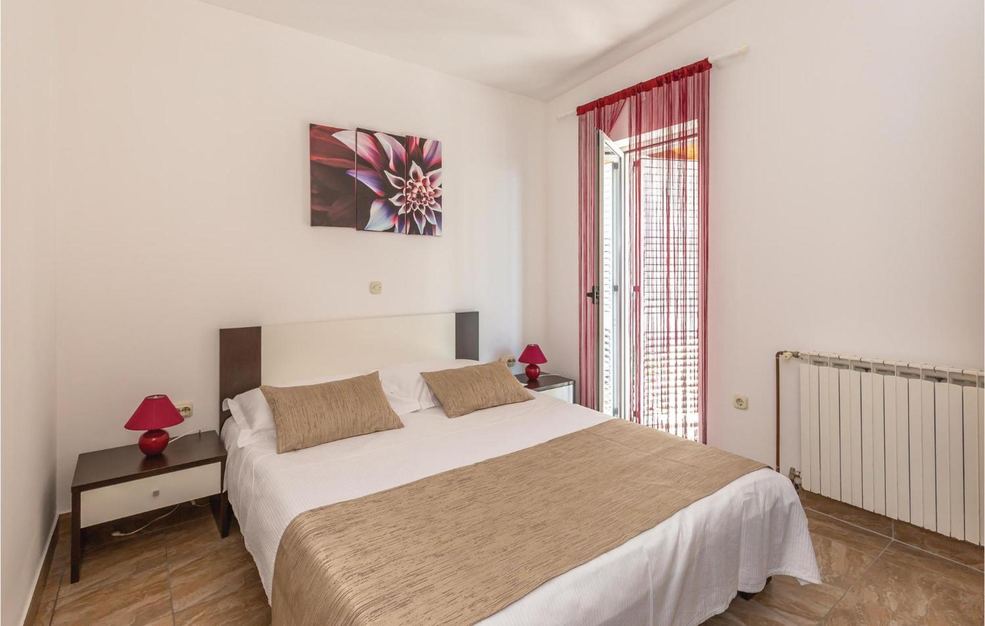 2 Bedroom Cozy Apartment In Makarska Kültér fotó