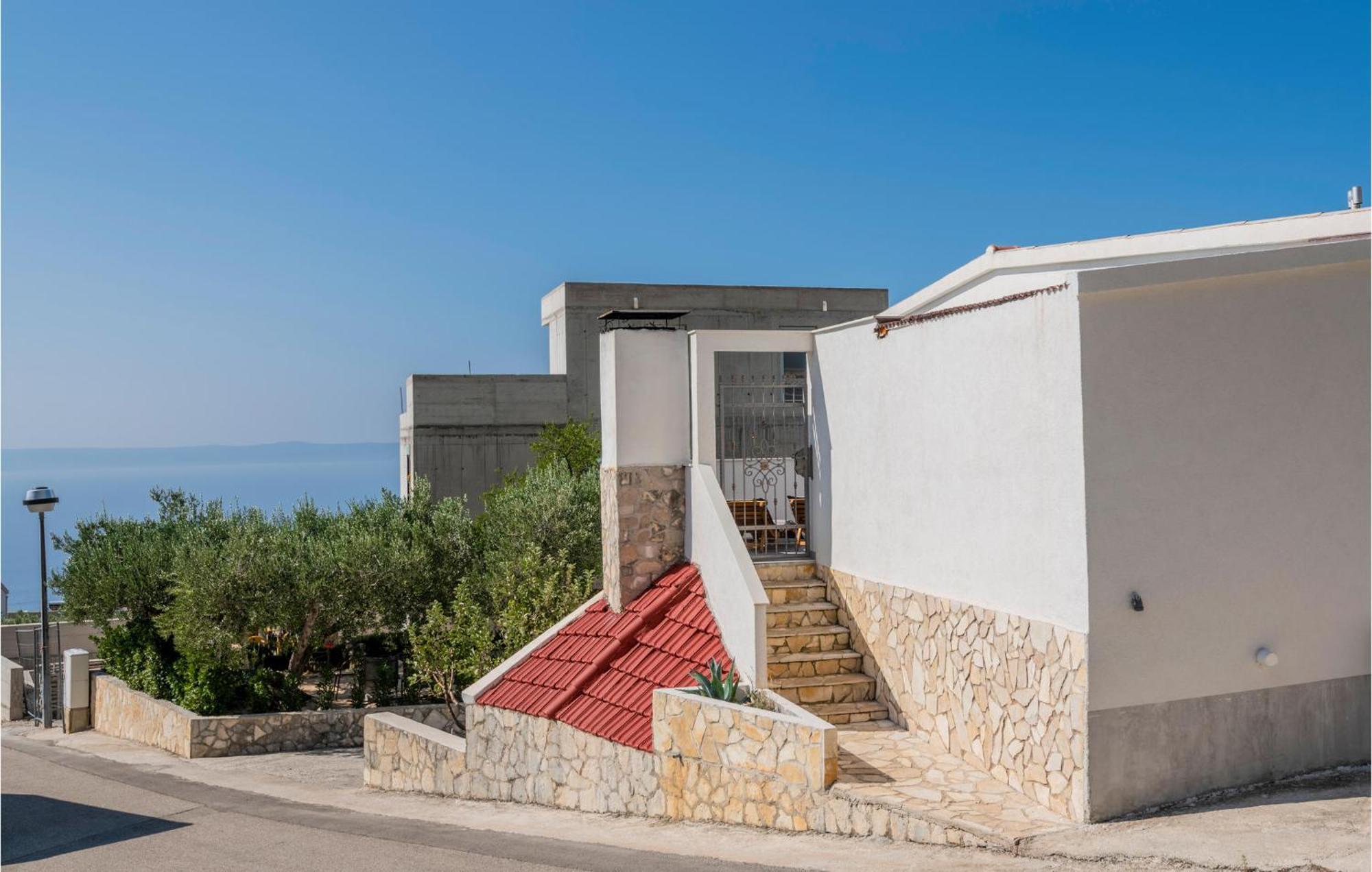 2 Bedroom Cozy Apartment In Makarska Kültér fotó