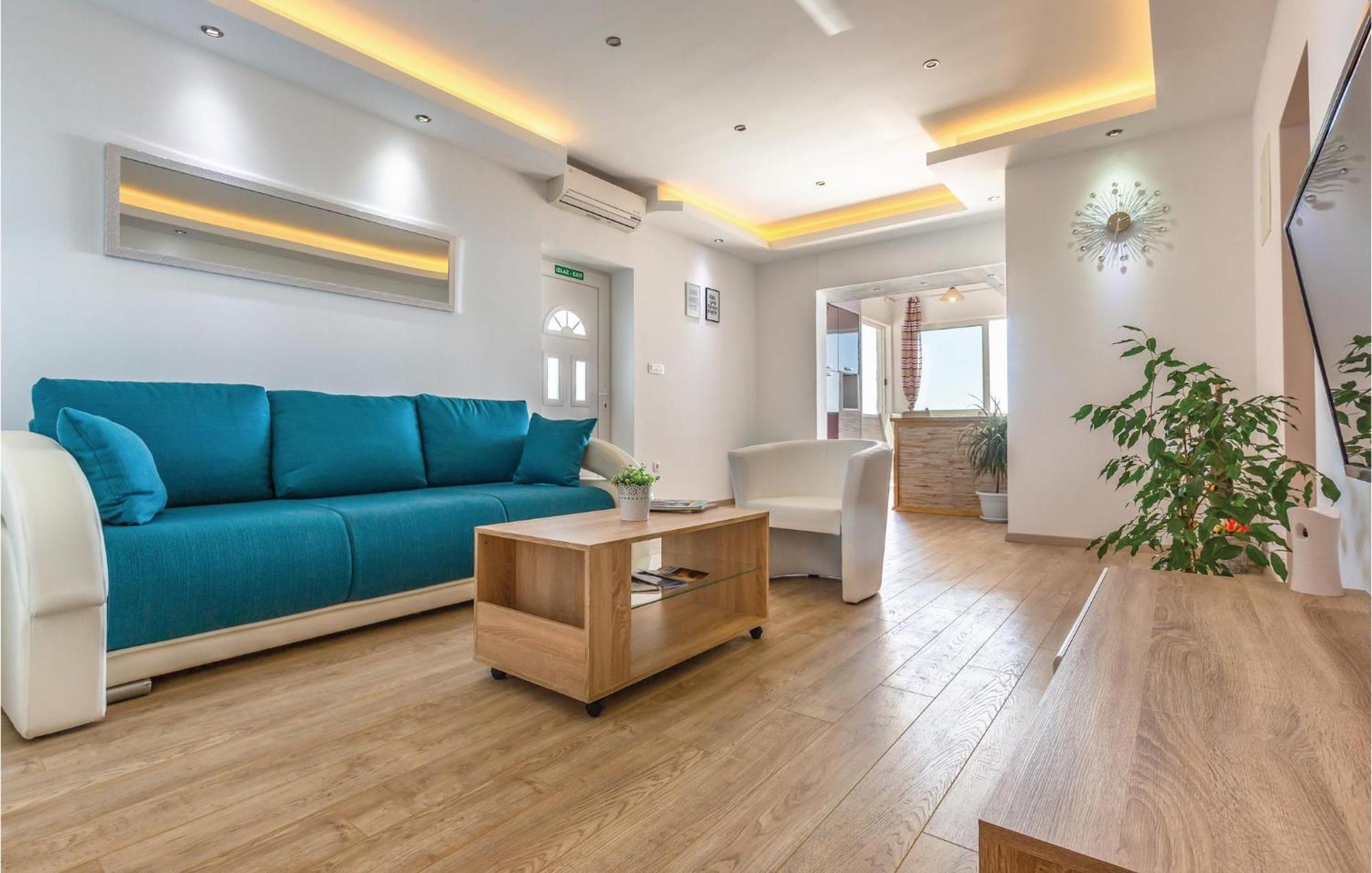 2 Bedroom Cozy Apartment In Makarska Kültér fotó