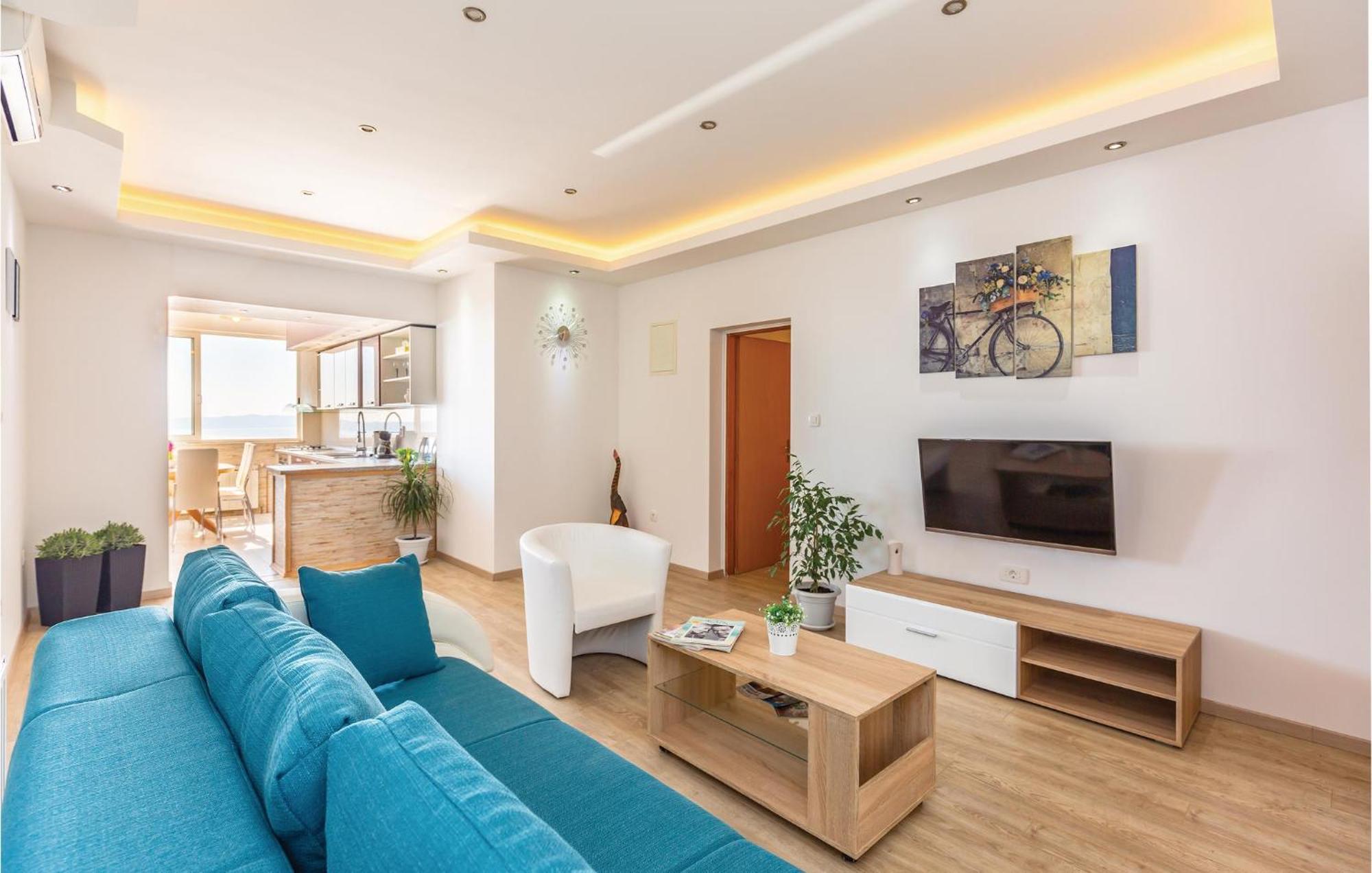 2 Bedroom Cozy Apartment In Makarska Kültér fotó
