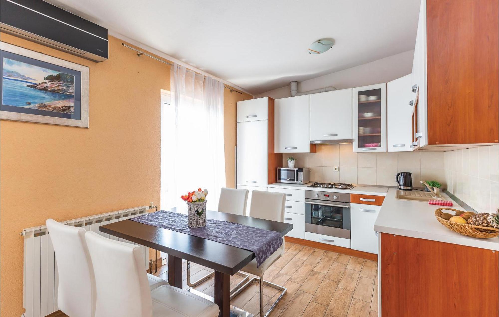2 Bedroom Cozy Apartment In Makarska Kültér fotó