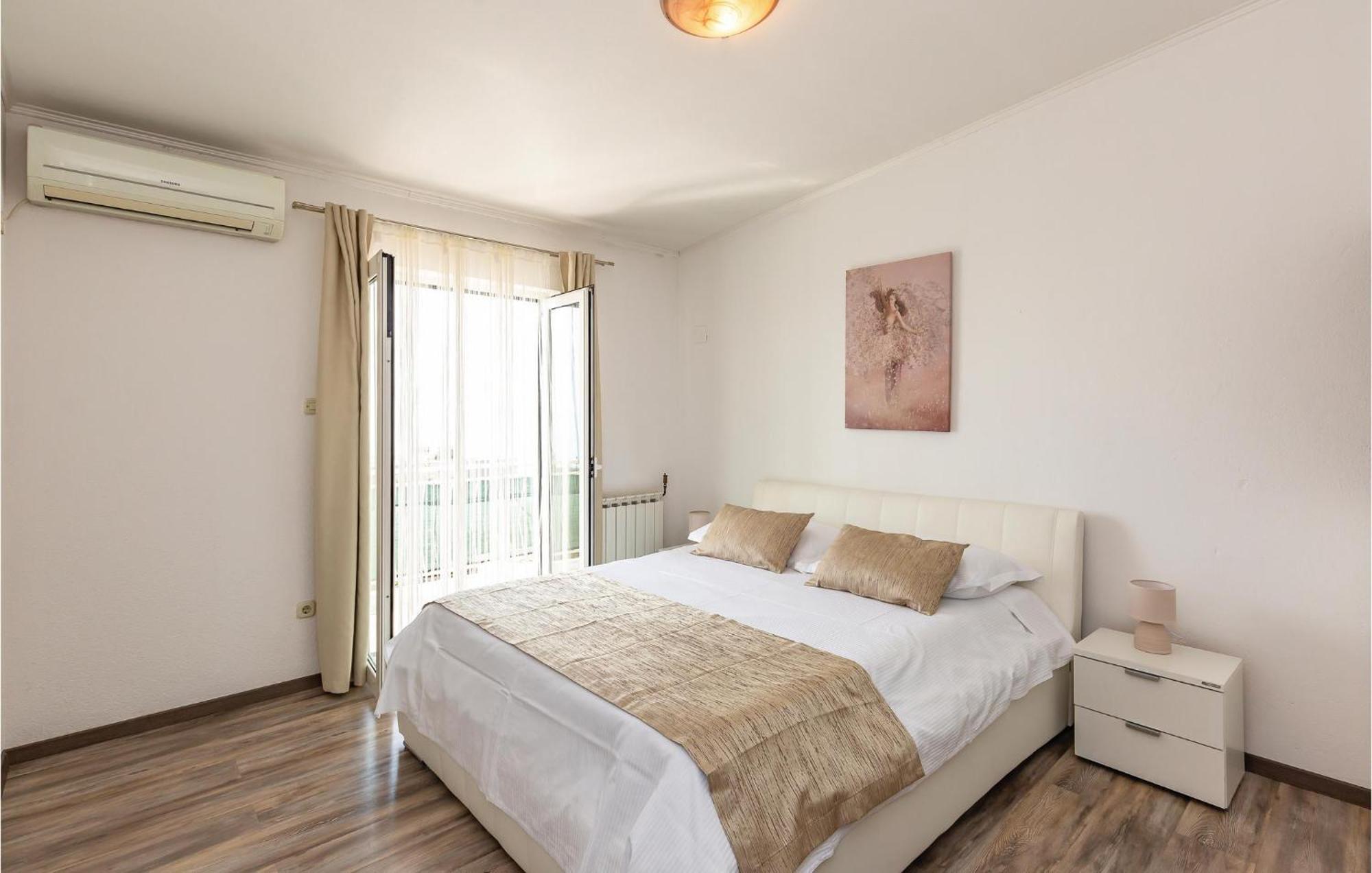 2 Bedroom Cozy Apartment In Makarska Kültér fotó