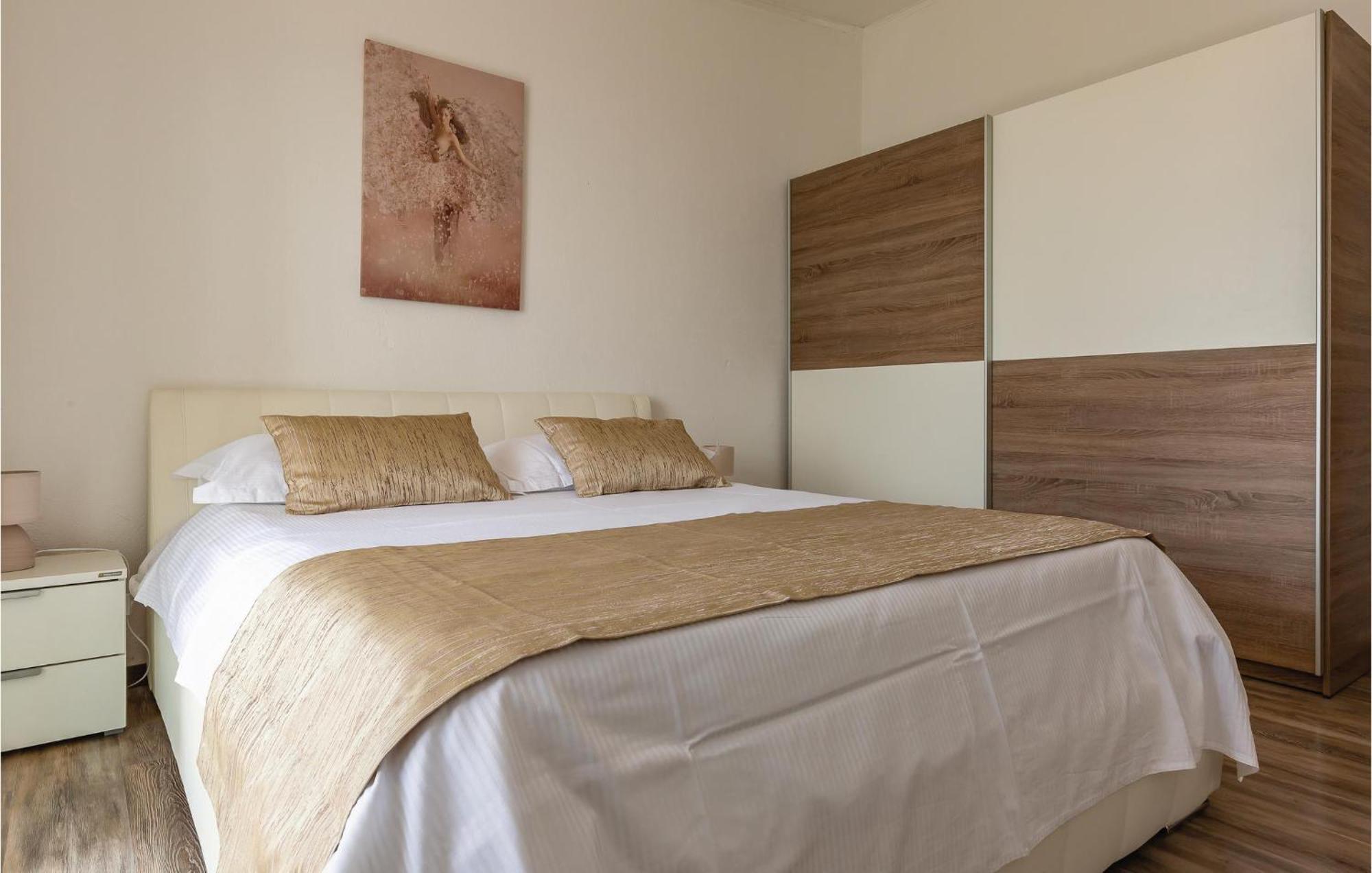 2 Bedroom Cozy Apartment In Makarska Kültér fotó