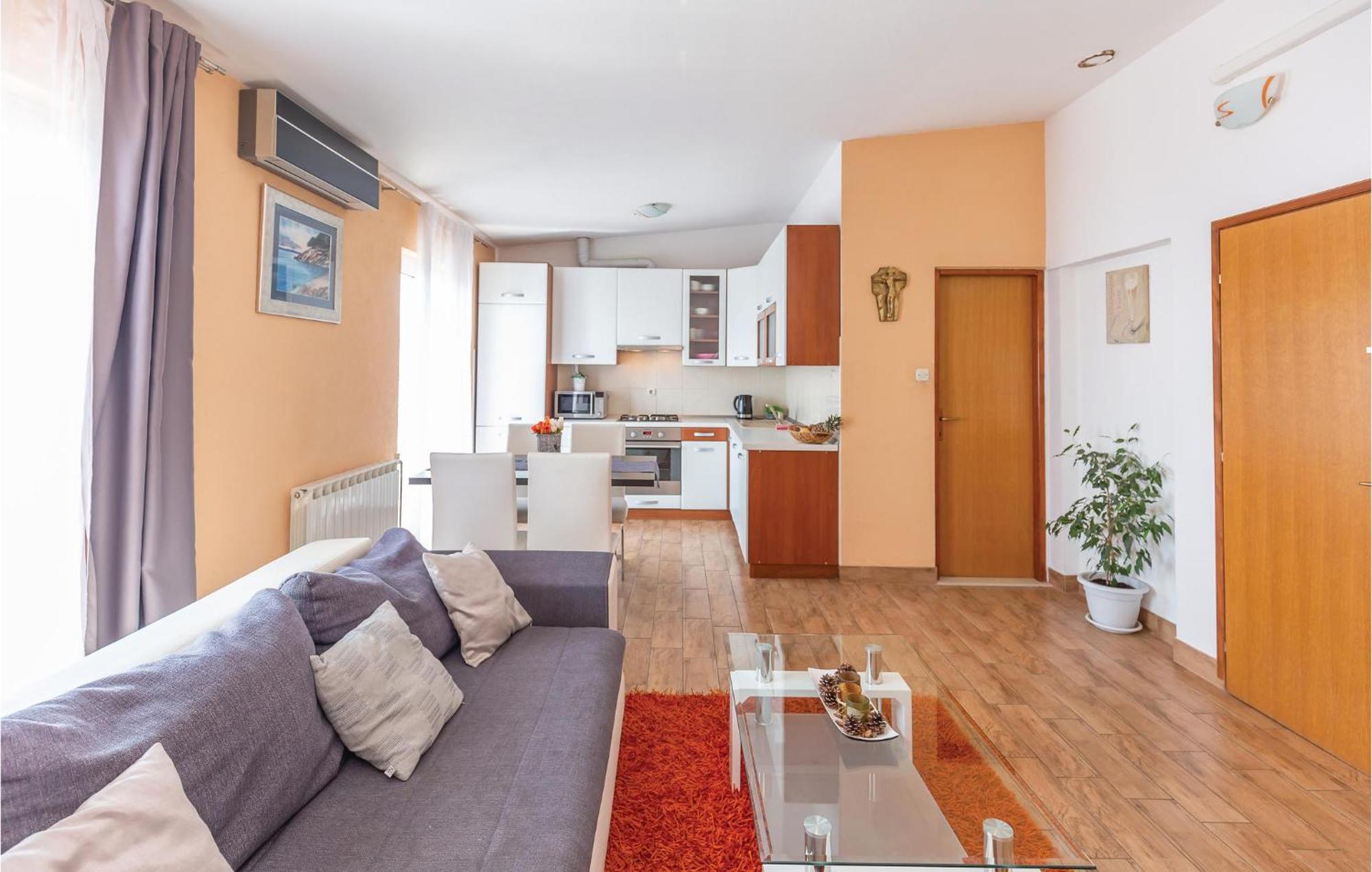 2 Bedroom Cozy Apartment In Makarska Kültér fotó