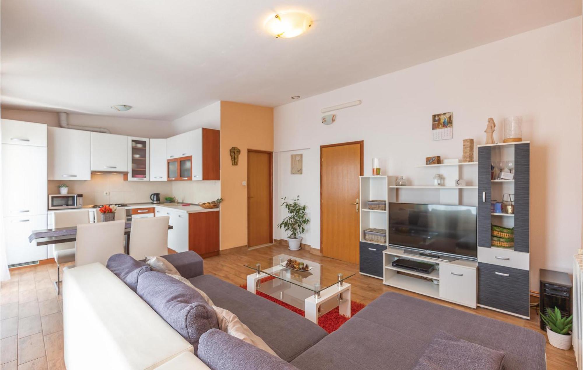 2 Bedroom Cozy Apartment In Makarska Kültér fotó