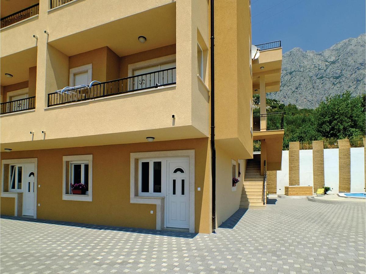 2 Bedroom Cozy Apartment In Makarska Kültér fotó