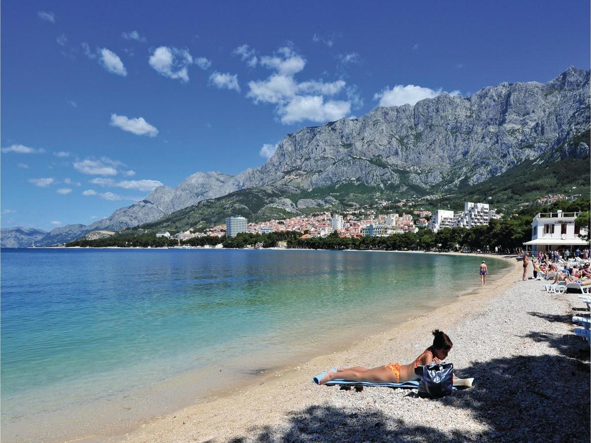 2 Bedroom Cozy Apartment In Makarska Kültér fotó