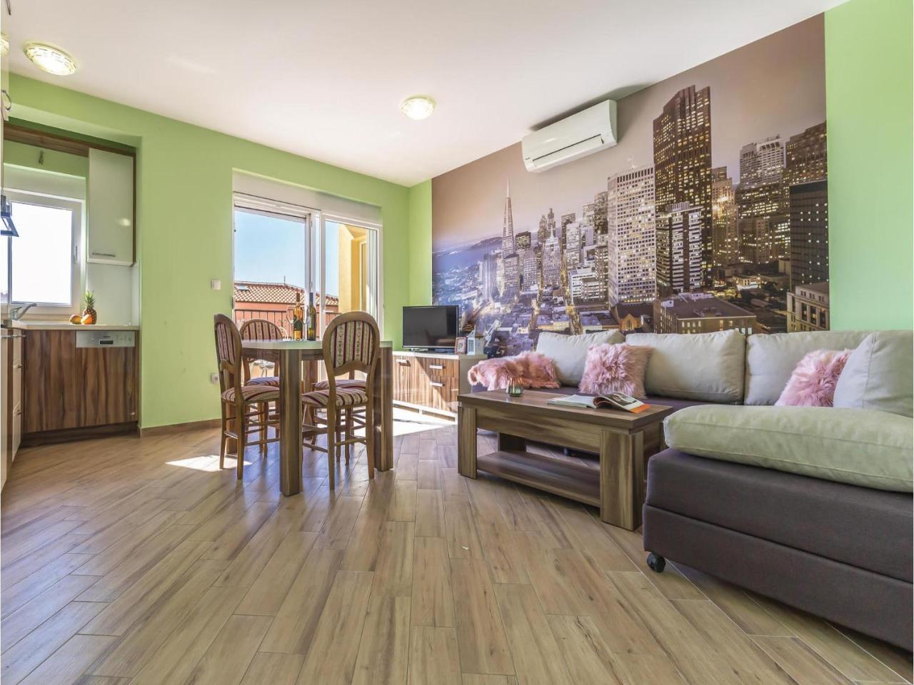 2 Bedroom Cozy Apartment In Makarska Kültér fotó