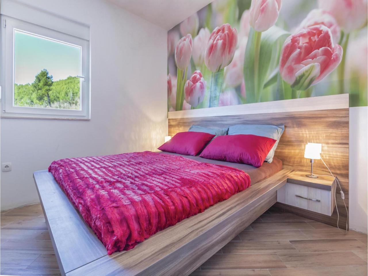 2 Bedroom Cozy Apartment In Makarska Kültér fotó