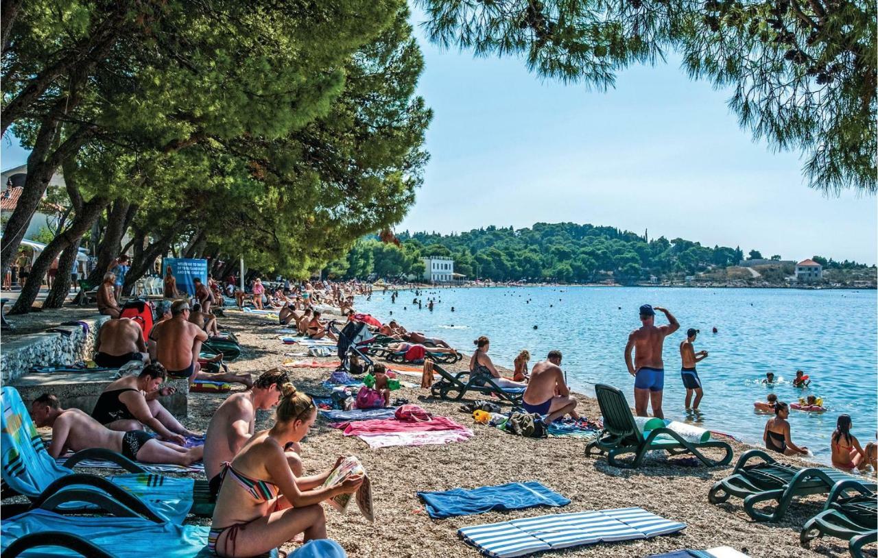 2 Bedroom Cozy Apartment In Makarska Kültér fotó