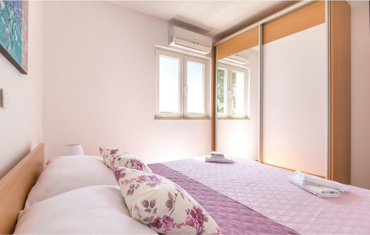 2 Bedroom Cozy Apartment In Makarska Kültér fotó