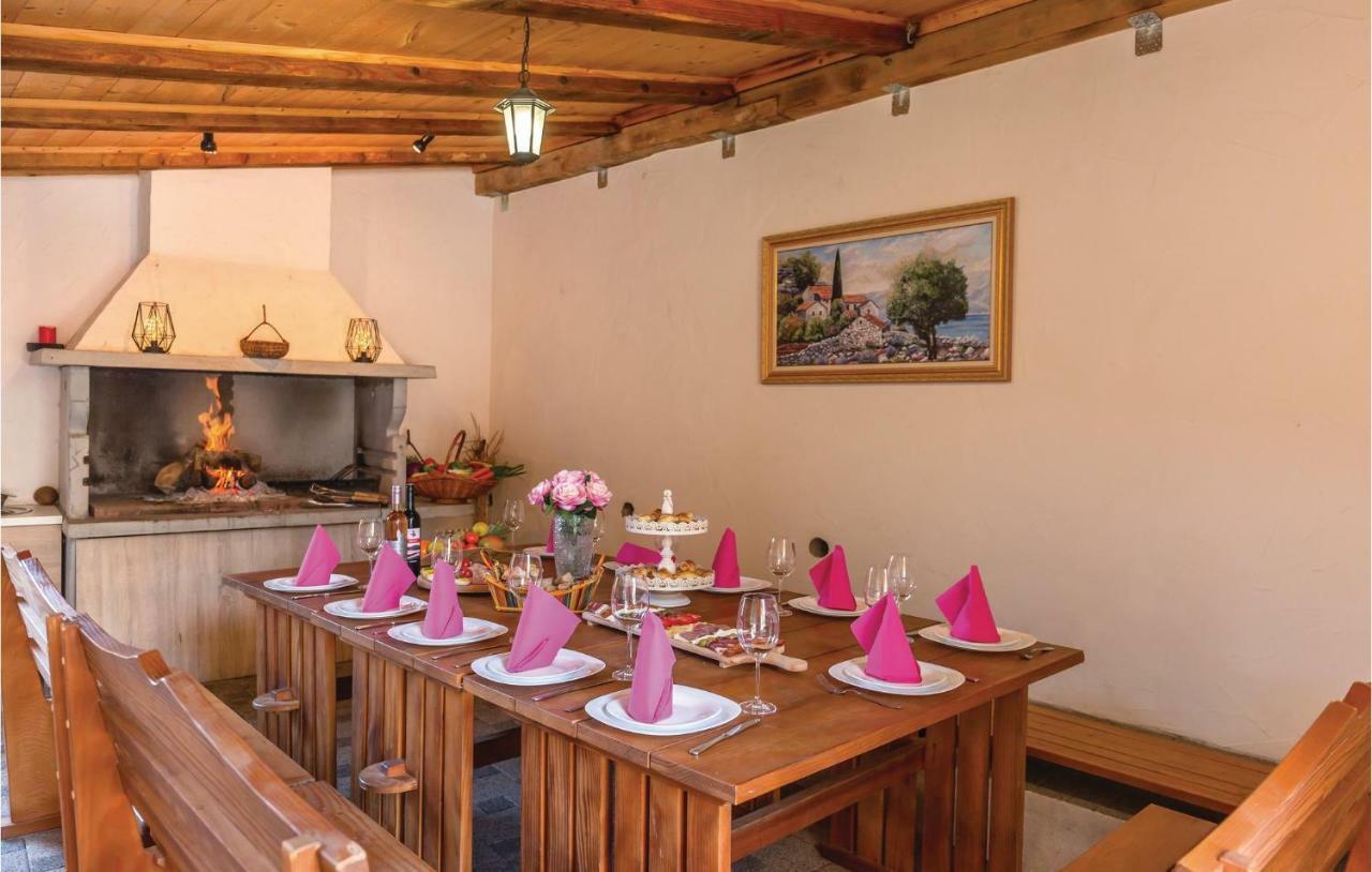 2 Bedroom Cozy Apartment In Makarska Kültér fotó