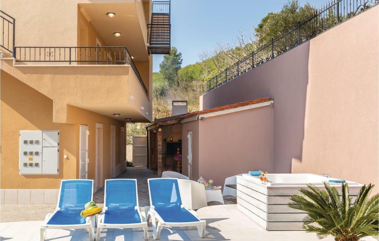 2 Bedroom Cozy Apartment In Makarska Kültér fotó
