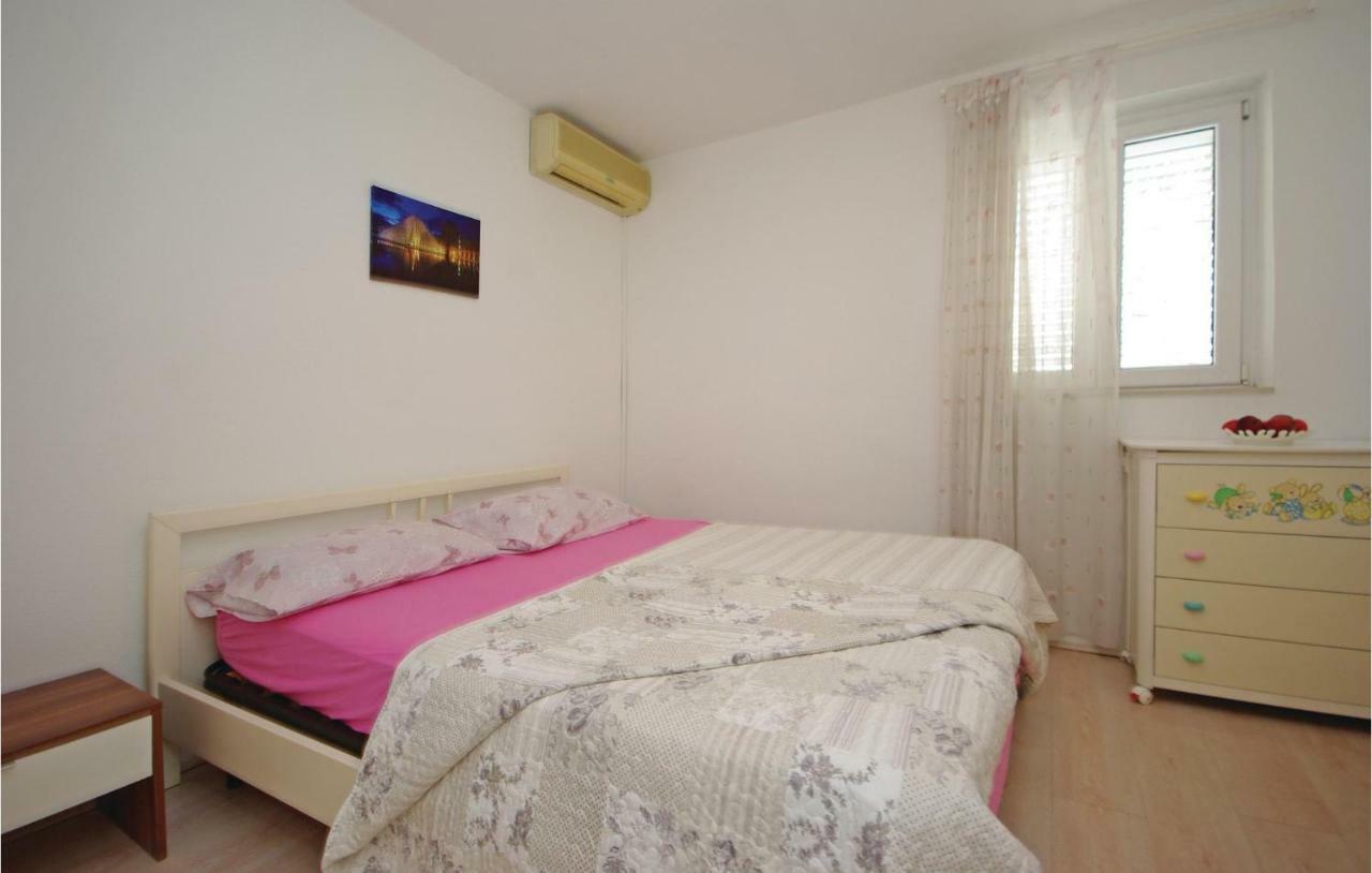 2 Bedroom Cozy Apartment In Makarska Kültér fotó