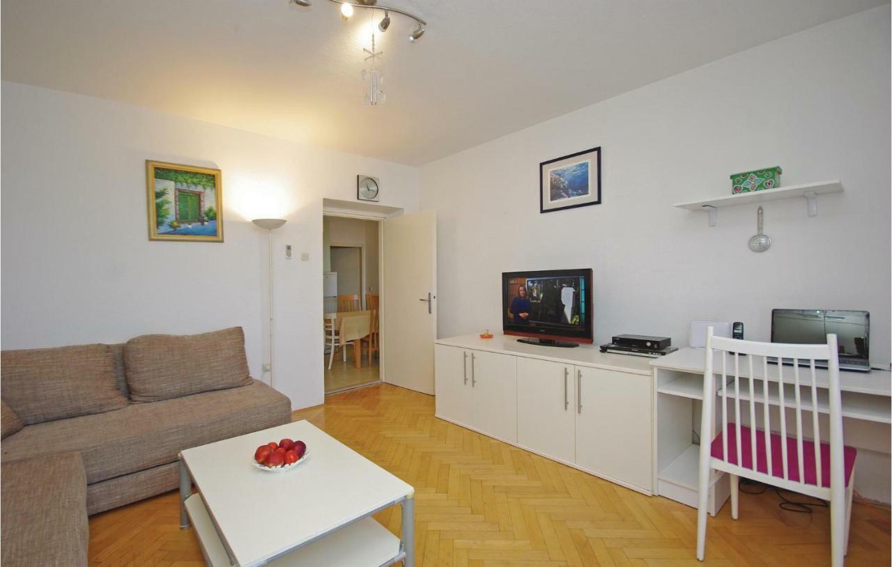 2 Bedroom Cozy Apartment In Makarska Kültér fotó