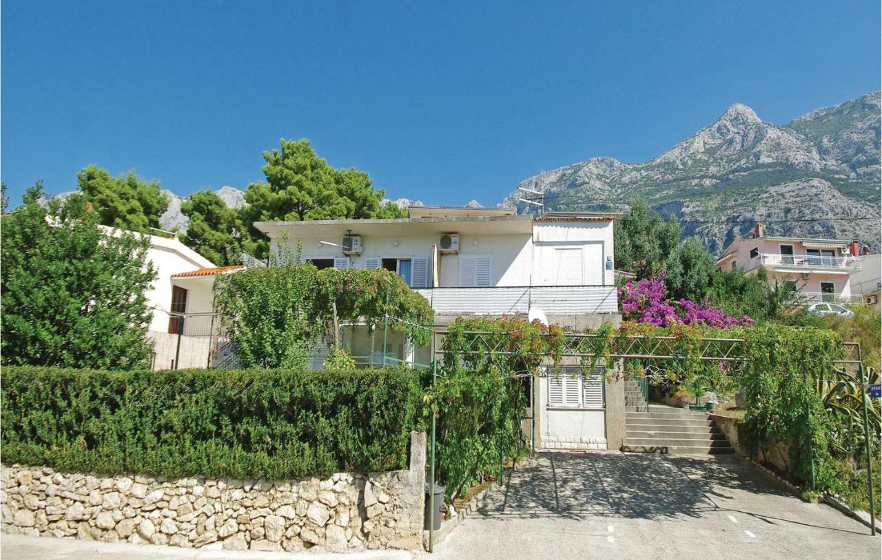 2 Bedroom Cozy Apartment In Makarska Kültér fotó